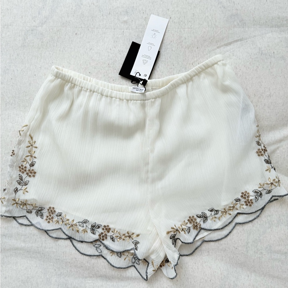 NWT Zara Embroidered Ruffle Hem Shorts – Size S